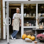 Commerçante devant sa boutique de poterie financée par un micro crédit