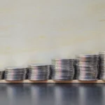 Piles de pièces de monnaie de plus en plus hautes