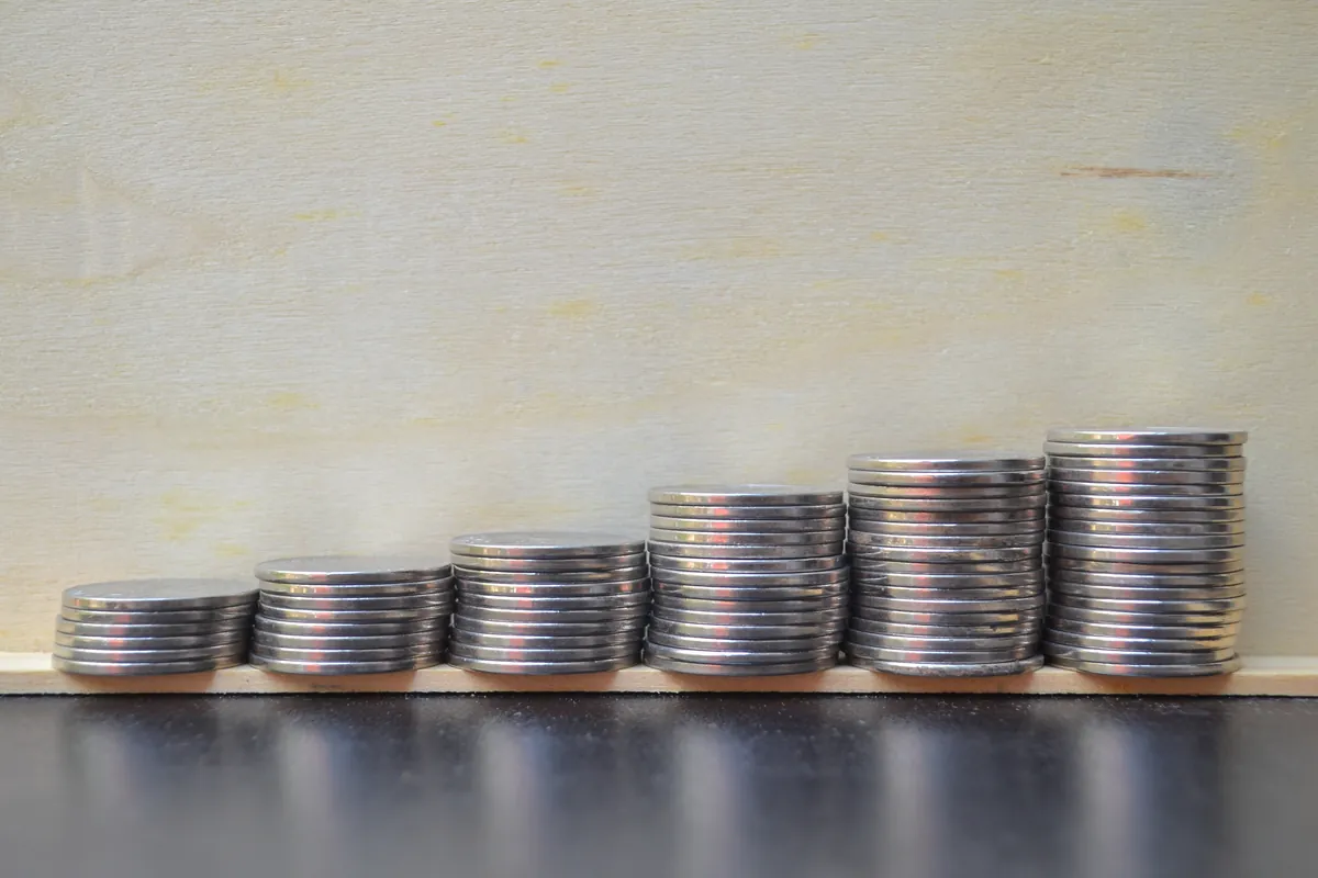 Piles de pièces de monnaie de plus en plus hautes