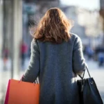 Femme marchant en ville avec des sacs de shopping