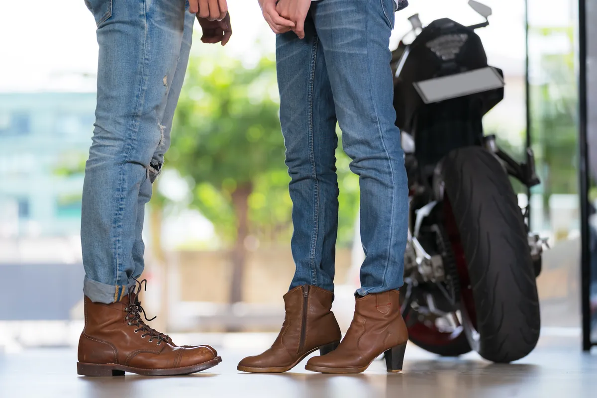 Moto exposée chez un concessionnaire avant un achat en paiement échelonné
