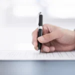 Main signant un contrat de prêt sur un bureau