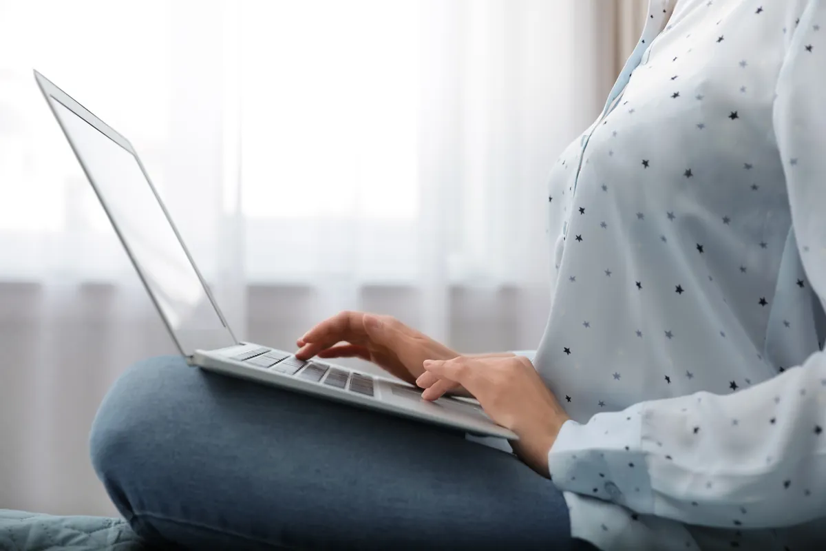Femme remplissant une demande de crédit rapide sur son ordinateur portable