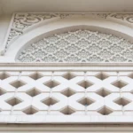 Façade blanche ornée de motifs géométriques d'inspiration orientale