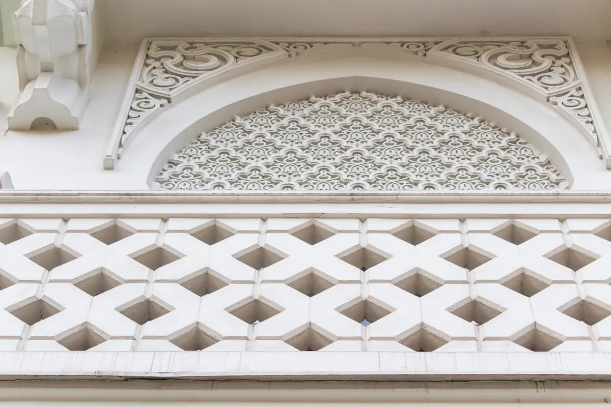 Façade blanche ornée de motifs géométriques d'inspiration orientale