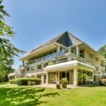 Grande maison moderne avec pelouse verte