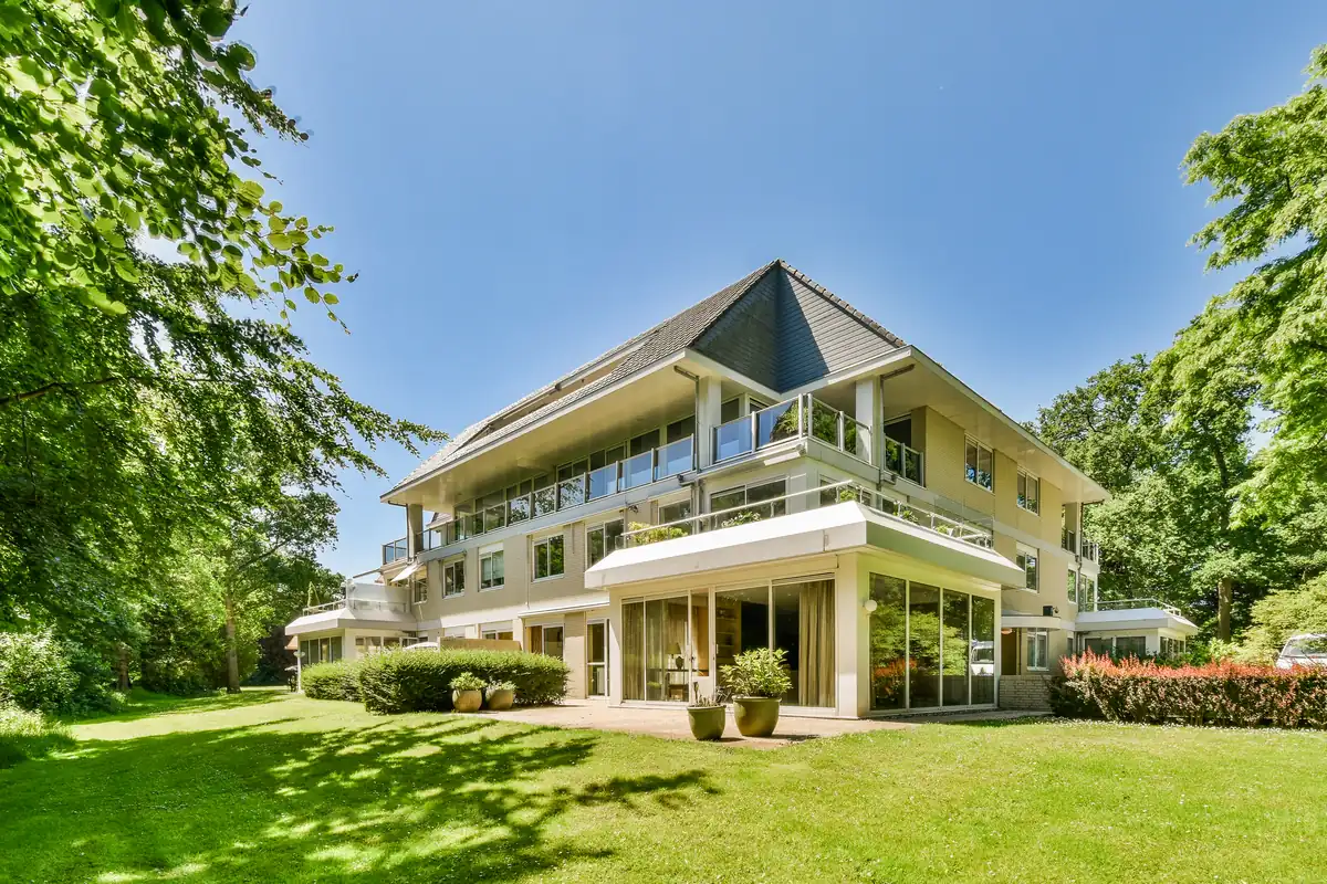 Grande maison moderne avec pelouse verte