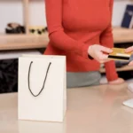 Paiement par carte bancaire au comptoir d'un magasin