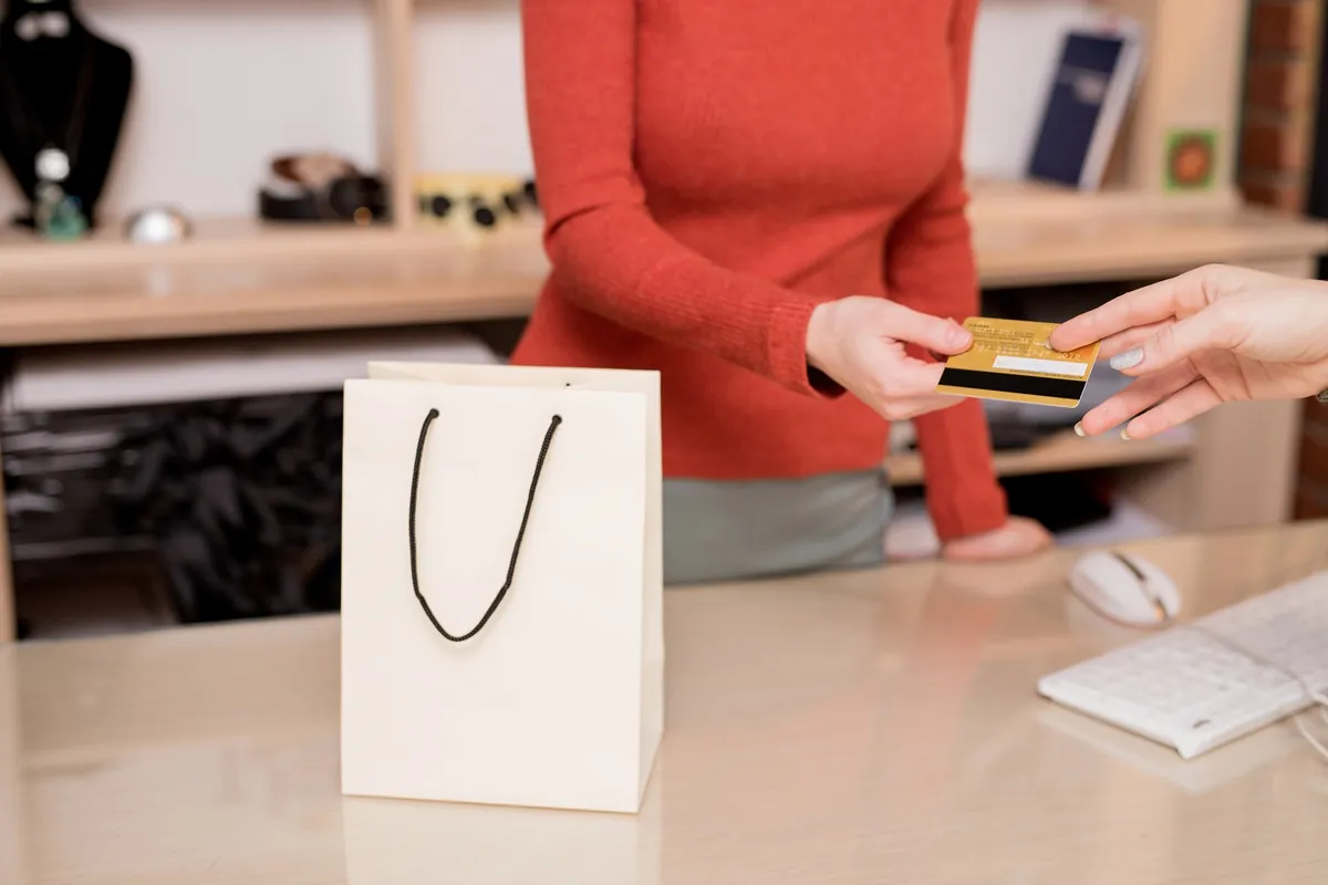 Paiement par carte bancaire au comptoir d'un magasin