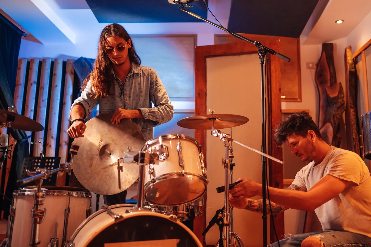 Musiciens enregistrant un morceau ensemble en studio