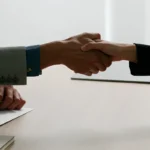 Poignée de main au-dessus d'un bureau pour conclure un accord de prêt