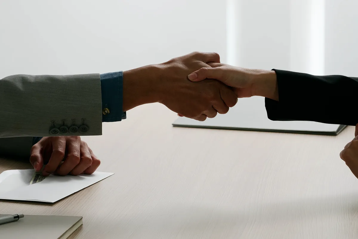 Poignée de main au-dessus d'un bureau pour conclure un accord de prêt