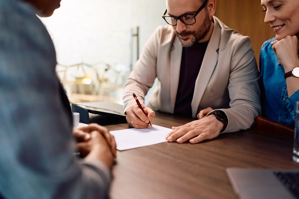 Client signant un contrat de prêt personnel face à un conseiller
