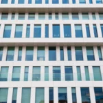 Façade vitrée d'un immeuble de bureaux moderne