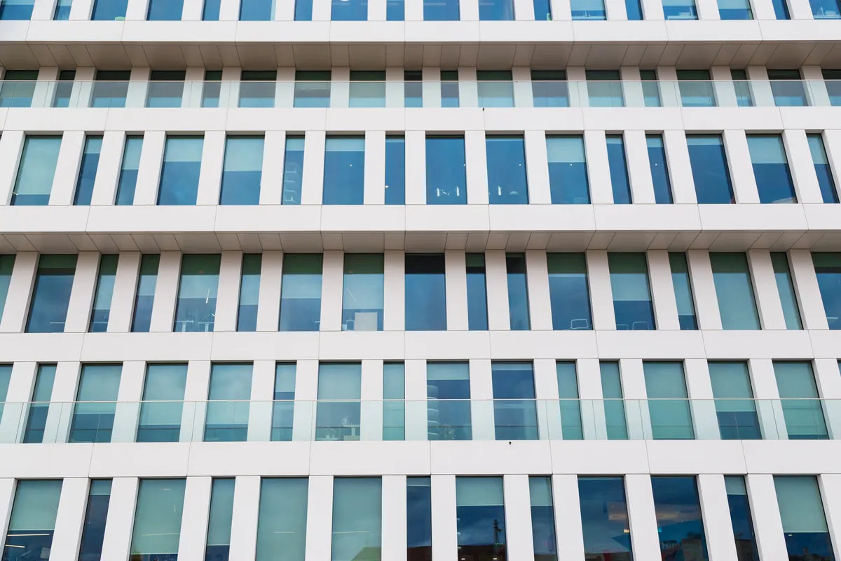 Façade vitrée d'un immeuble de bureaux moderne