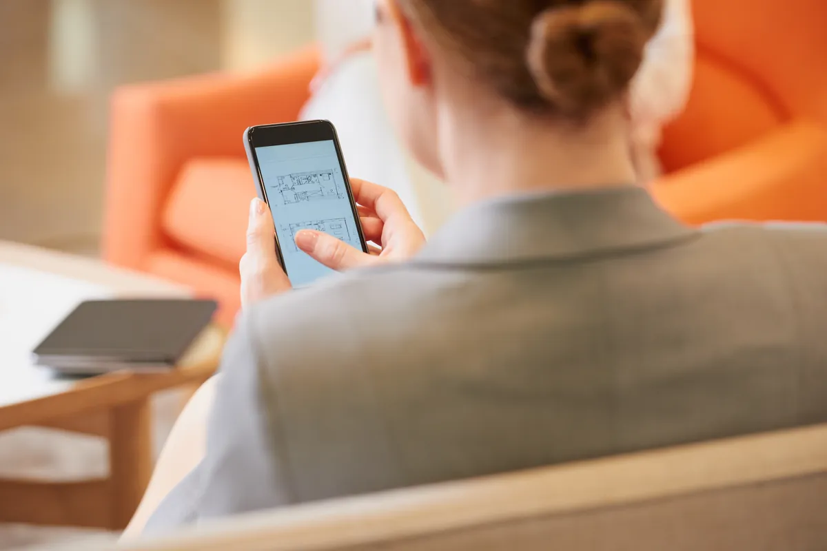 Femme consultant son smartphone, vue de dos