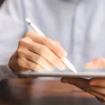 Mains signant électroniquement une demande de crédit sur tablette