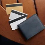 Portefeuille bleu et cartes bancaires sur une table en bois
