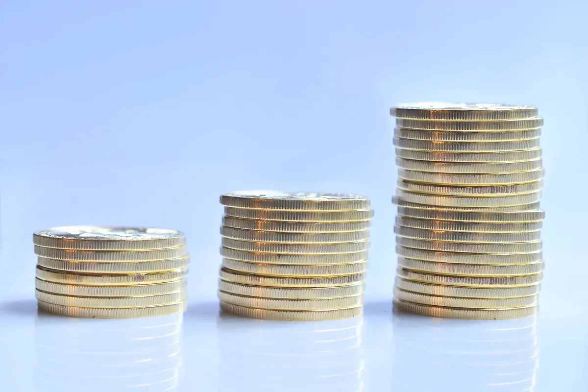 Piles de pièces de plus en plus hautes symbolisant une épargne boostée