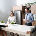 Conseillers échangeant autour d'une table pour comparer des contrats