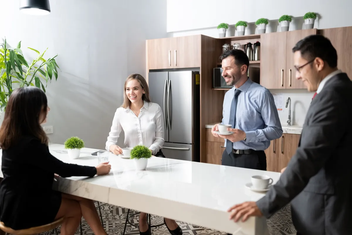 Conseillers échangeant autour d'une table pour comparer des contrats