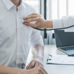 Médecin auscultant un patient avec un stéthoscope