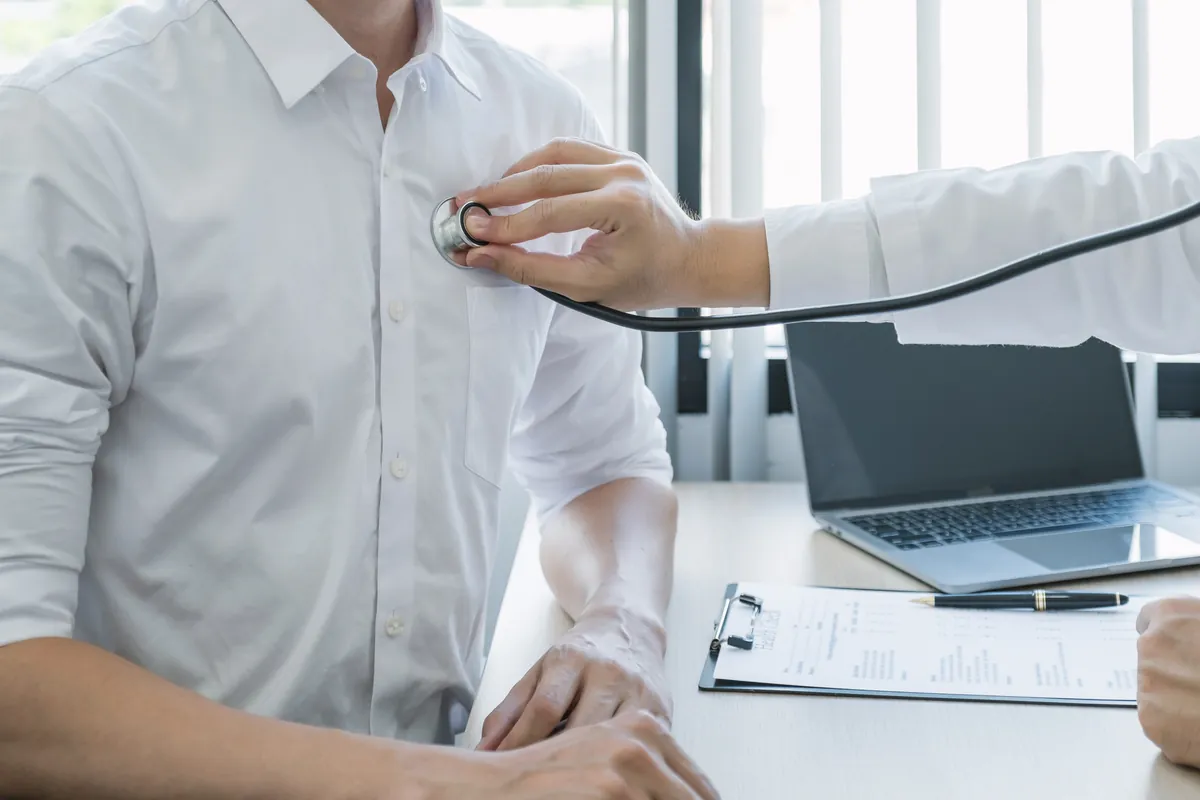 Médecin auscultant un patient avec un stéthoscope