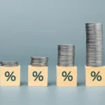 Pièces et cubes avec symbole pourcentage illustrant le taux d'un crédit