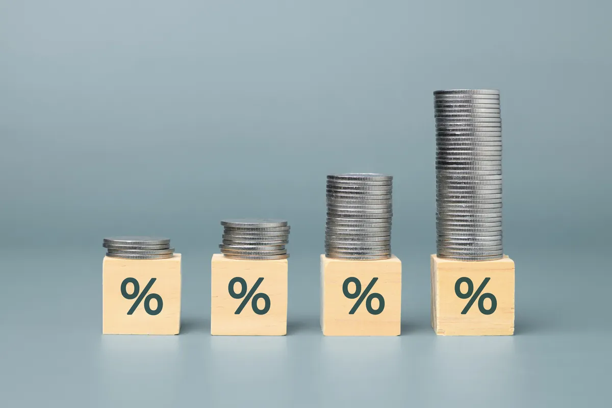 Pièces et cubes avec symbole pourcentage illustrant le taux d'un crédit