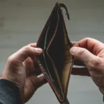 Mains ouvrant un portefeuille vide