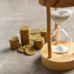 Sablier et pièces d'or illustrant une épargne rémunérée dans le temps