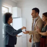 Remise des clés d'un logement à un couple de locataires