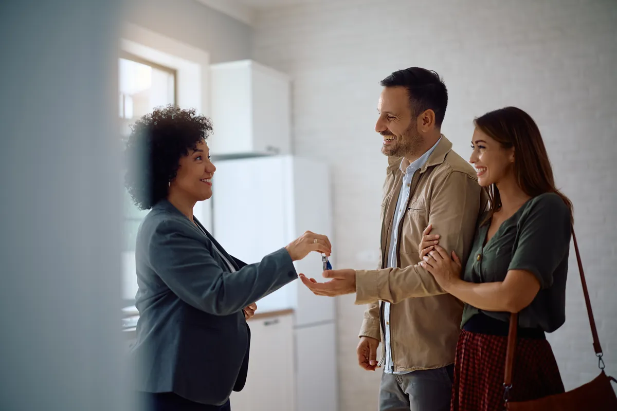 Remise des clés d'un logement à un couple de locataires