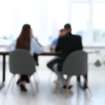 Rendez-vous avec un conseiller dans une agence bancaire lumineuse