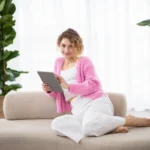 Femme détendue chez elle utilisant une tablette