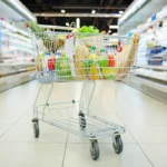 Chariot rempli de produits frais dans un rayon de supermarché