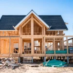 Maison neuve en construction avec charpente en bois