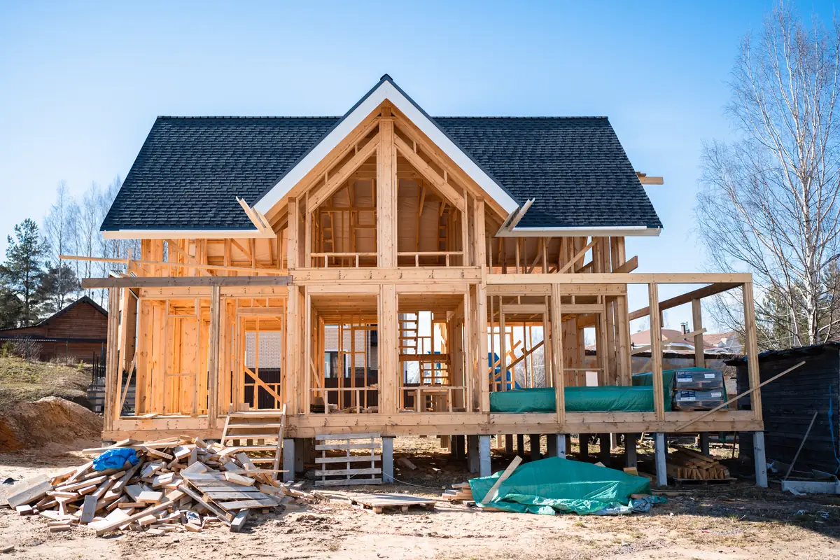 Maison neuve en construction avec charpente en bois
