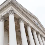 Façade à colonnes d'un bâtiment néoclassique