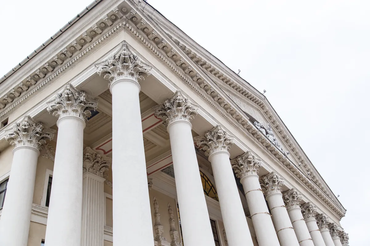 Façade à colonnes d'un bâtiment néoclassique