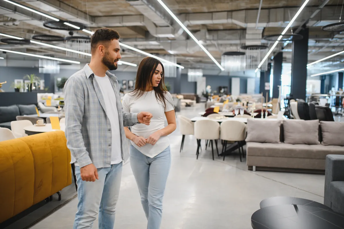 Couple choisissant des meubles dans un magasin d'ameublement