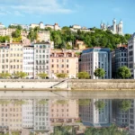 Quais du Rhône à Lyon avec la colline de Fourvière