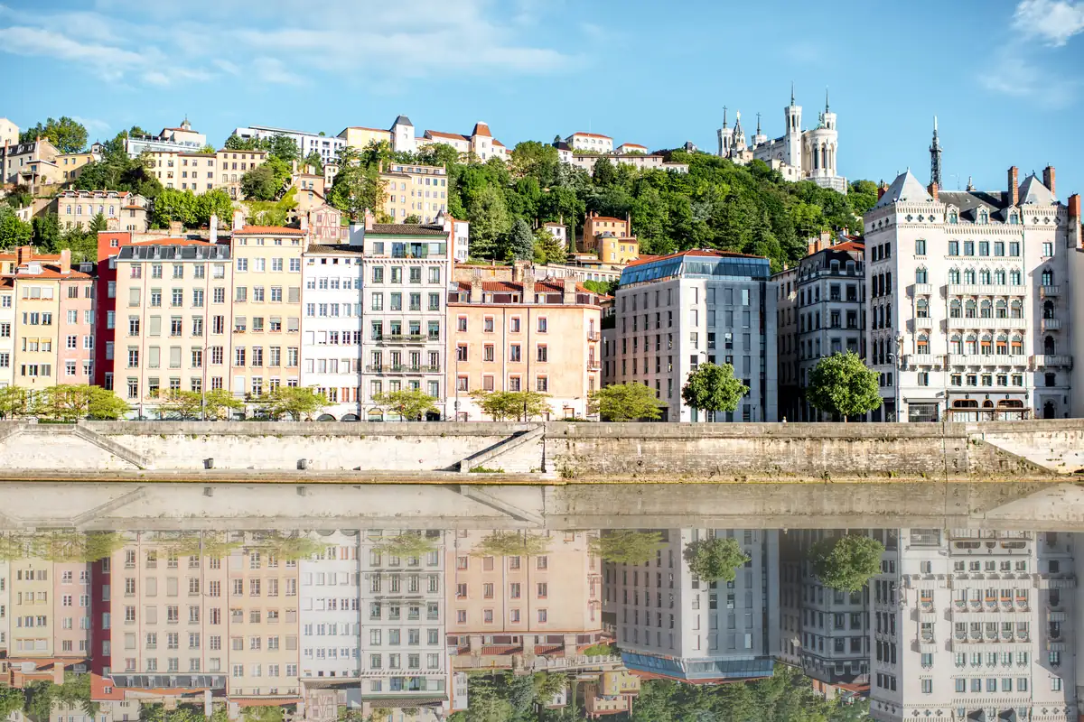 Quais du Rhône à Lyon avec la colline de Fourvière