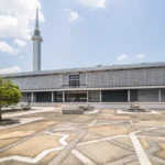 Grande mosquée à l'architecture moderne sous un ciel bleu