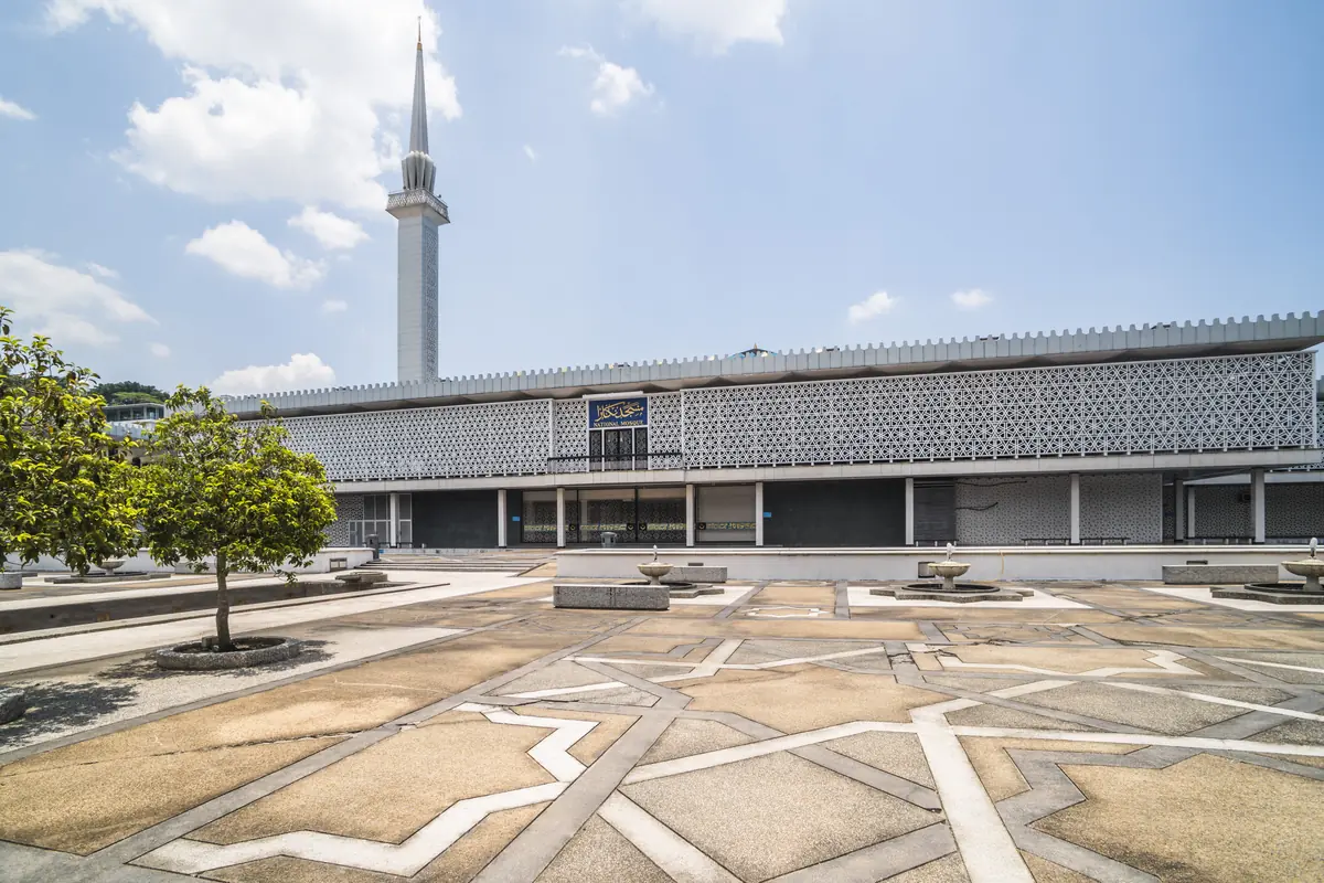 Grande mosquée à l'architecture moderne sous un ciel bleu