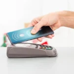 Paiement sans contact avec un smartphone sur un terminal