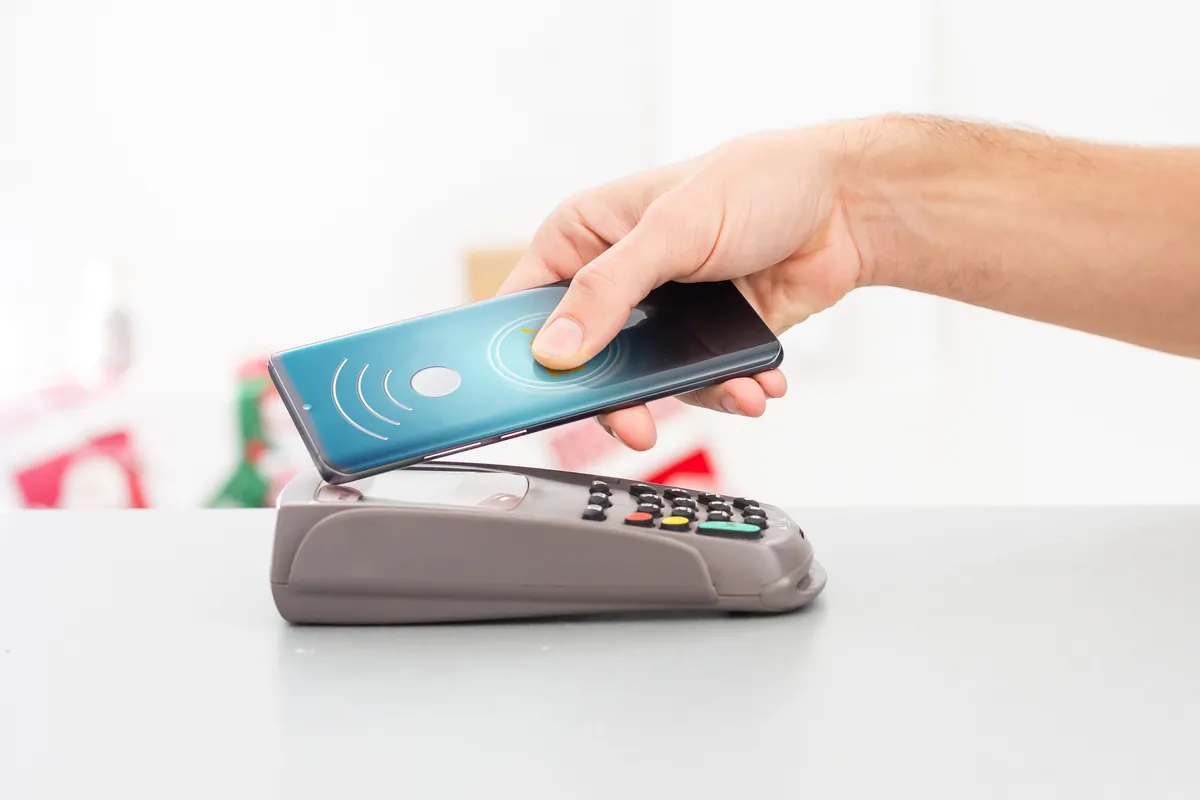 Paiement sans contact avec un smartphone sur un terminal