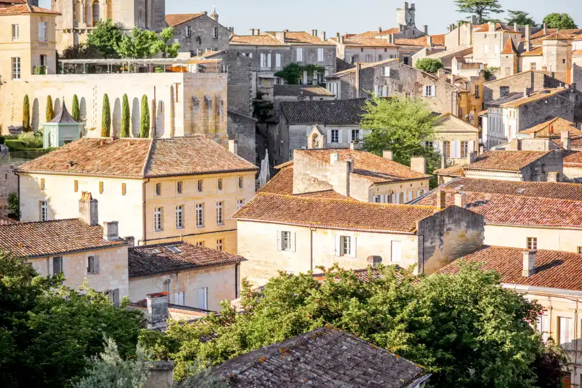 Toits en tuiles d'une ville historique du sud de la France