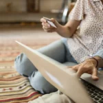 Couple réglant un achat en ligne avec une carte bancaire sur ordinateur