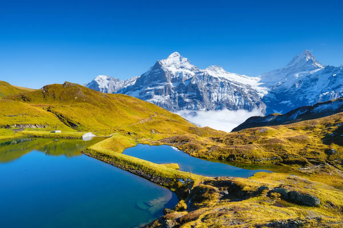 Montagnes suisses se reflétant dans un lac près de Grindelwald
